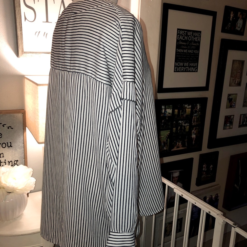 Amaryllis blouse. Size Large. - Picture 3 of 13